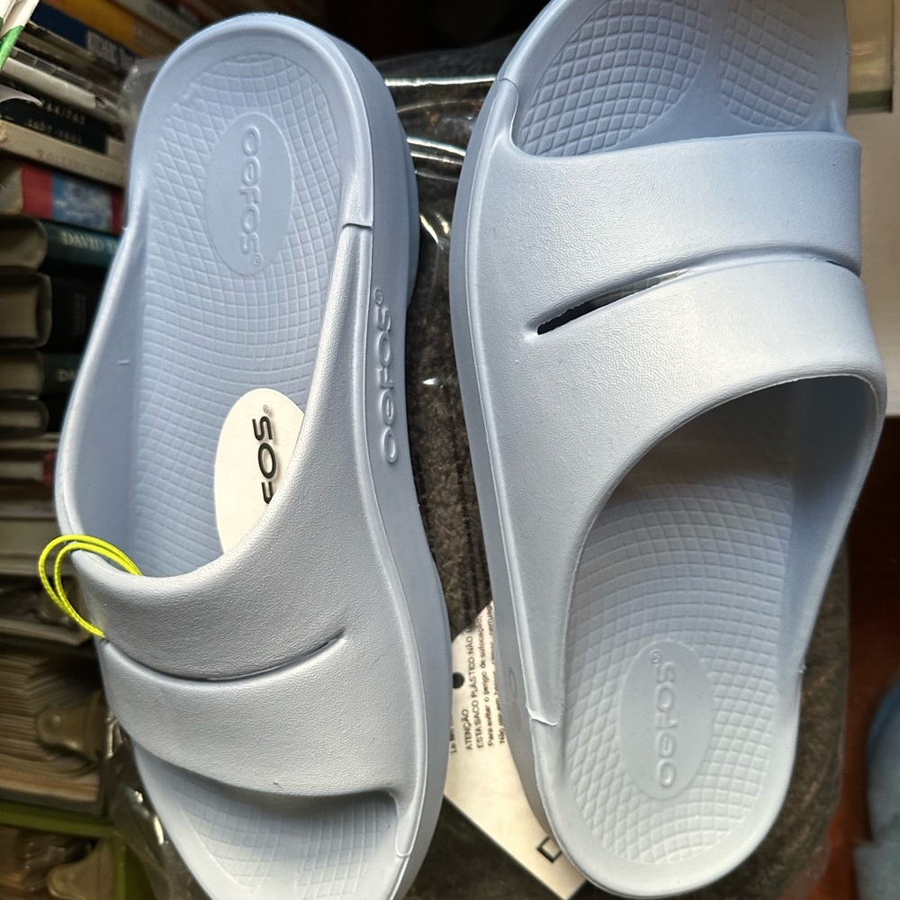 Oofos slides sz 8 W